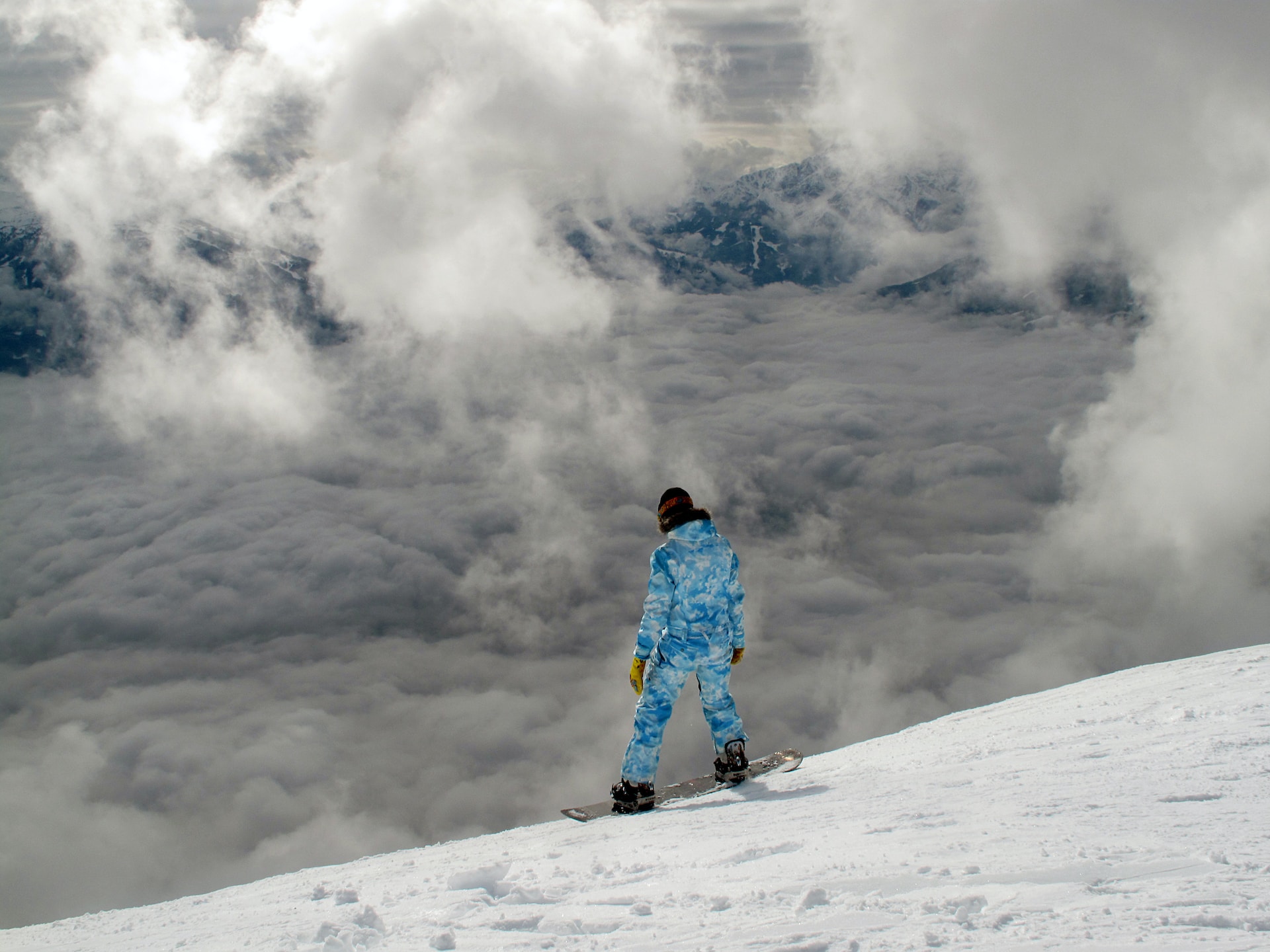 Snowboarder on a cloudy hill. Photo by Boba Jovanovic.